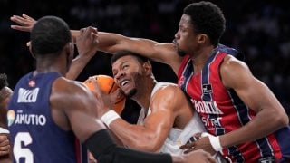 Tavares ante dos rivales de Baskonia. (EFE)