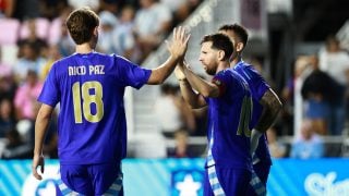 Leo Messi celebra junto a Nico Paz un gol ante Puerto Rico. (Getty)