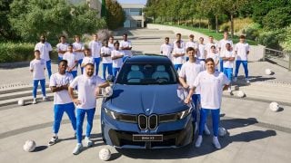 Los jugadores del Real Madrid rodean un BMW.