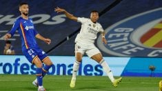 Mbappé prueba el disparo ante el Getafe. (EFE)