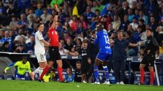 Clemente Ortuño, el cuarto árbitro que avisó a Munuera Montero de la roja a Nyom. (Getty Images)