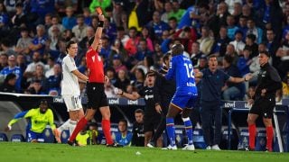 Clemente Ortuño, el cuarto árbitro que avisó a Munuera Montero de la roja a Nyom. (Getty Images)