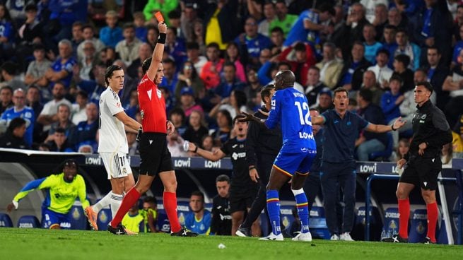 Clemente Ortuño, el cuarto árbitro que avisó a Munuera Montero de la roja a Nyom. (Getty Images)