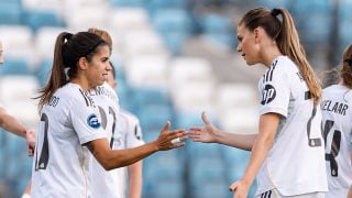 Alba Redondo celebra con Bella Andersson su gol al Levante. (Real Madrid)