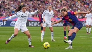 Alexia Putellas dispara a puerta ante la defensora madridista Antonia Silva. (EFE)