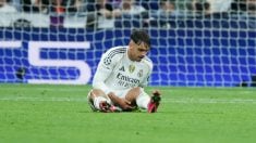 Raúl Asencio se lleva la mano al muslo por unas molestias sufridas en el partido ante la Juventus. (EFE)