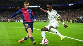 Fermín López y Vinicius pelean por un balón en el último Clásico en el Santiago Bernabéu. (Getty)