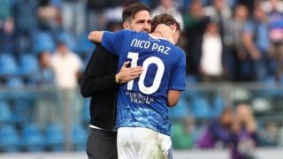 Nico Paz junto a su entrenador en el Como, Cesc Fàbregas. (Getty)