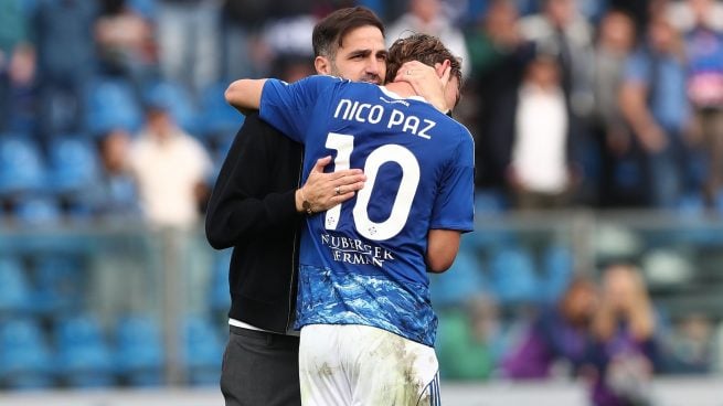Nico Paz junto a su entrenador en el Como, Cesc Fàbregas.