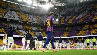 Lamine Yamal salta al Bernabéu en el Clásico. (Getty)