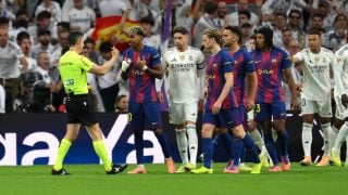 César Soto Grado, junto a los jugadores de Real Madrid y Barcelona en el Clásico. (Getty)