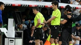 Soto Grado consultando en el VAR el penalti de Lamine a Vinicius. (Getty)