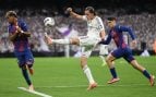 Álvaro Carreras defiende una acción a Lamine Yamal en el Clásico. (Getty Images)