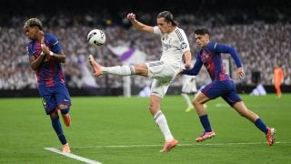 Álvaro Carreras defiende una acción a Lamine Yamal en el Clásico. (Getty Images)