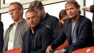 Imagen de archivo de Flick junto a Marcus Sorg en un palco. (Getty)