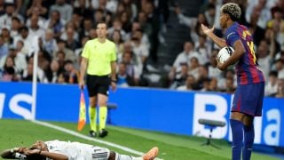 Lamine Yamal se queja durante el Clásico. (EFE)