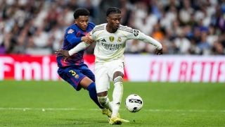 Camavinga, en una pugna con Balde. (EP)