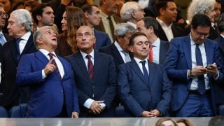 Joan Laporta alucina con el techo retráctil del Santiago Bernabéu. (EFE)