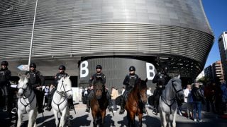 Agentes de la Policía Nacional a caballo en los aledaños del Santiago Bernabéu antes de un partido del Real Madrid. (Getty)