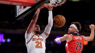 Alex Len anota durante un partido de pretemporada con los New York Knicks. (Getty)