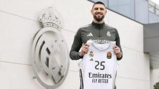 Alex Len ya posa con la camiseta del Real Madrid.