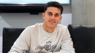 José Reyes López firmando su nuevo contrato con el Real Madrid. (Instagram)