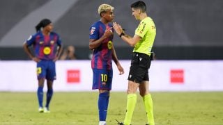 Busquets Ferrer dialoga con Lamine Yamal. (Getty)