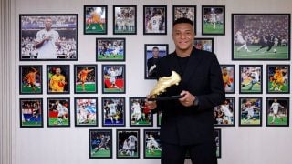 Mbappé con los cuadros de sus goles en el Madrid. (Realmadrid.com)