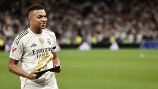 Mbappé con la Bota de Oro. (EFE)