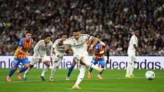 Mbappé tira el penalti. (Getty)