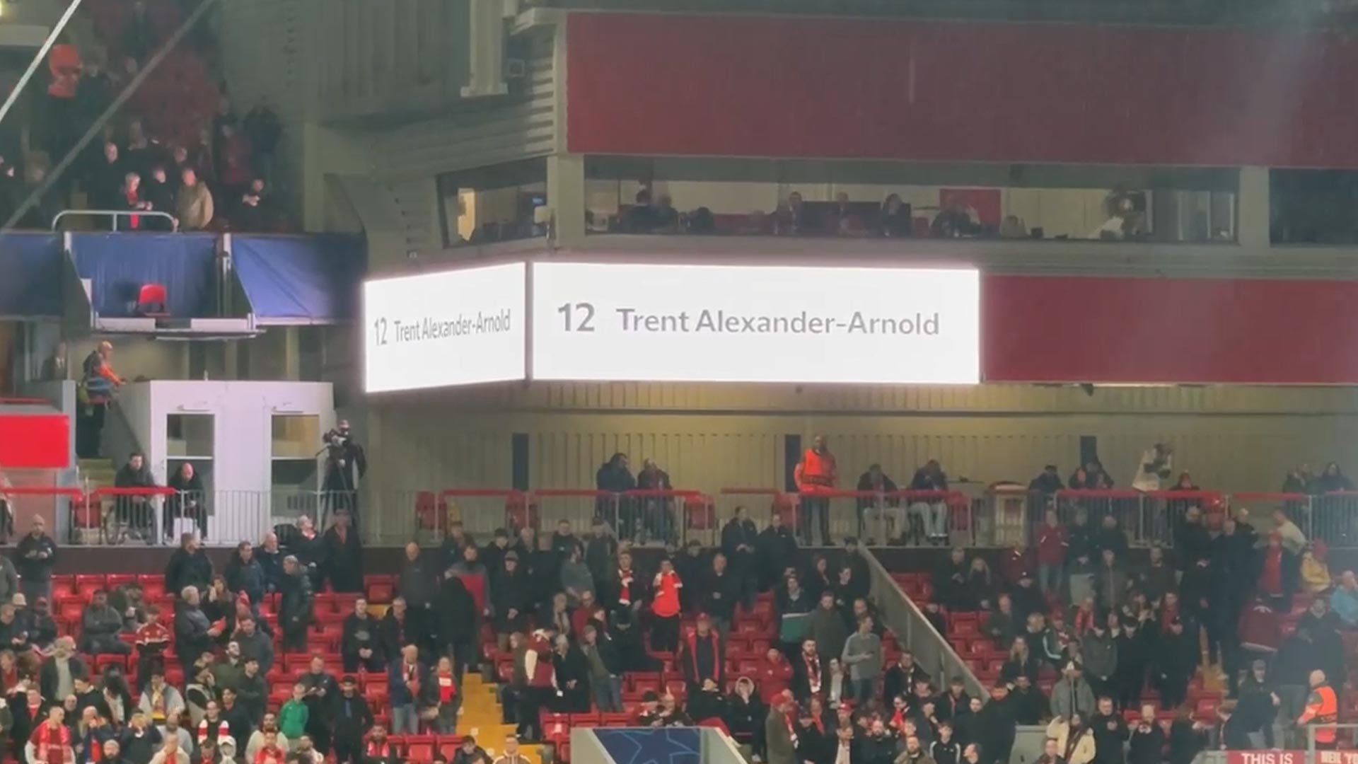 Anfield no perdona a Alexander-Arnold: así fue la tremenda pitada que le cayó en su regreso