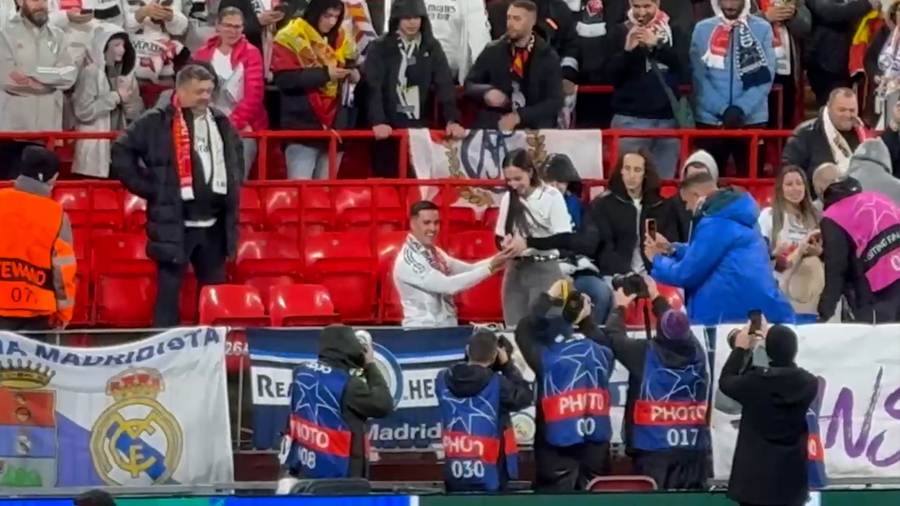 Triunfó el amor en Anfield: un madridista le pidió la mano a su pareja y dijo… ¡sí!