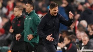 Xabi Alonso se queja en Anfield. (Getty)