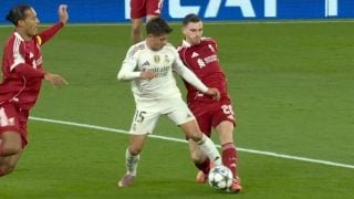 Jugada entre Robertson y Arda.