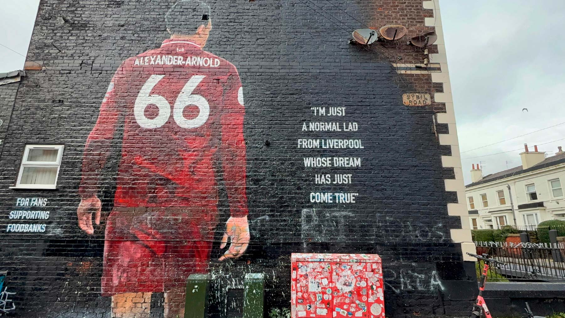 Vandalizan el mural de Trent Alexander-Arnold en Liverpool: No eres bienvenido, rata
