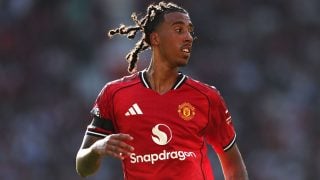 Leny Yoro, en un partido con el Manchester United. (Getty Images)