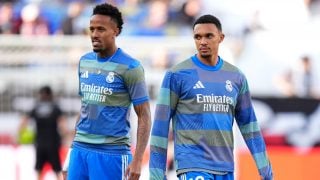 Militao y Arnold. (Getty)