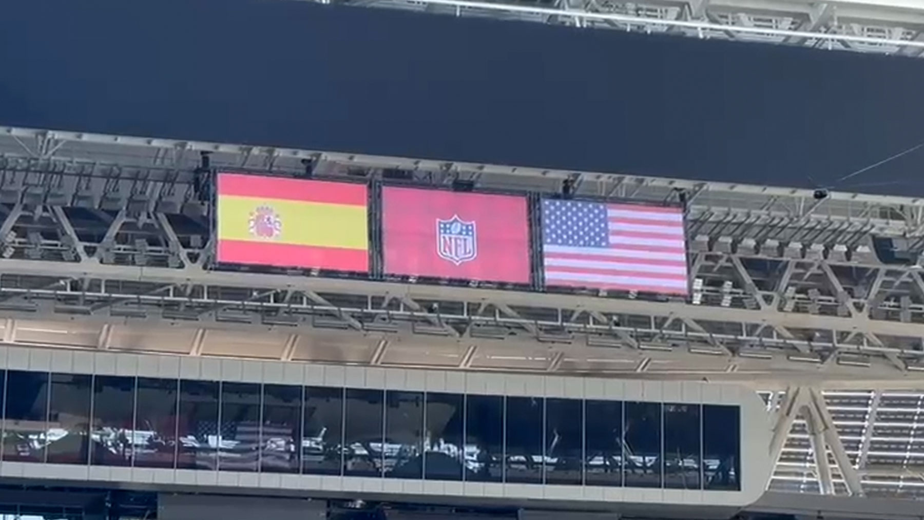 La bandera de Estados Unidos ya luce junto a la de España en el Santiago Bernabéu para la NFL