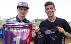 Max Verstappen posa con la camiseta del Barcelona junto a Sergi Roberto.