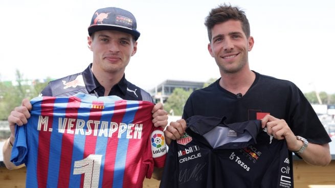 Max Verstappen posa con la camiseta del Barcelona junto a Sergi Roberto.
