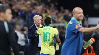 Vinicius Júnior y Carlo Ancelotti, en un partido con Brasil. (Getty Images)