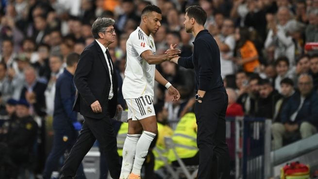 Saludo entre Kylian Mbappé y Xabi Alonso.