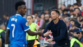 Xabi Alonso junto a Vinicius en el Rayo-Real Madrid. (EFE)
