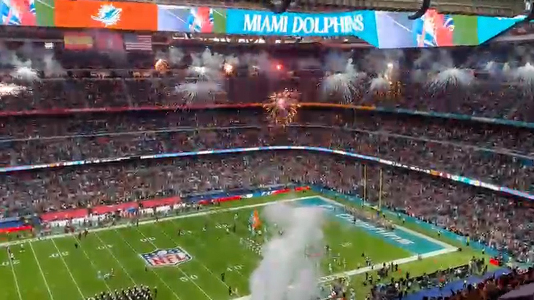 Así fue el espectacular recibimiento a los Miami Dolphins... ¡con fuegos artificiales!