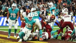 Julian Hill, de los Dolphins, celebra un touchdown durante el partido de NFL en Madrid. (Getty)