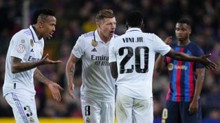 Toni Kroos y Vinicius, durante un partido ante el FC Barcelona. (Getty)