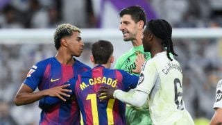 El enfrentamiento entre Courtois y Lamine Yamal en el Clásico. (Getty)