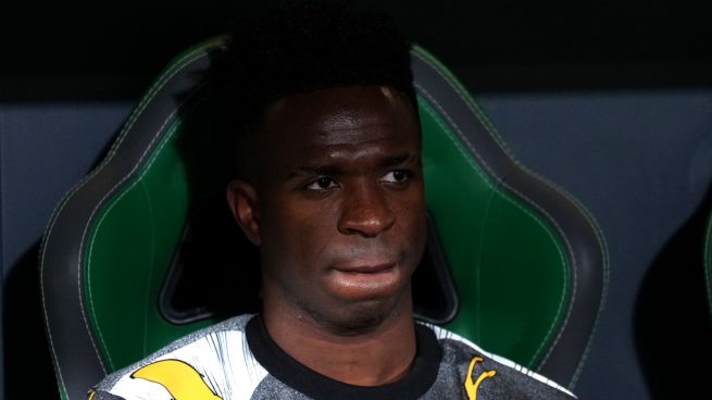 Vinicius, en el banquillo del Martínez Valero de Elche.