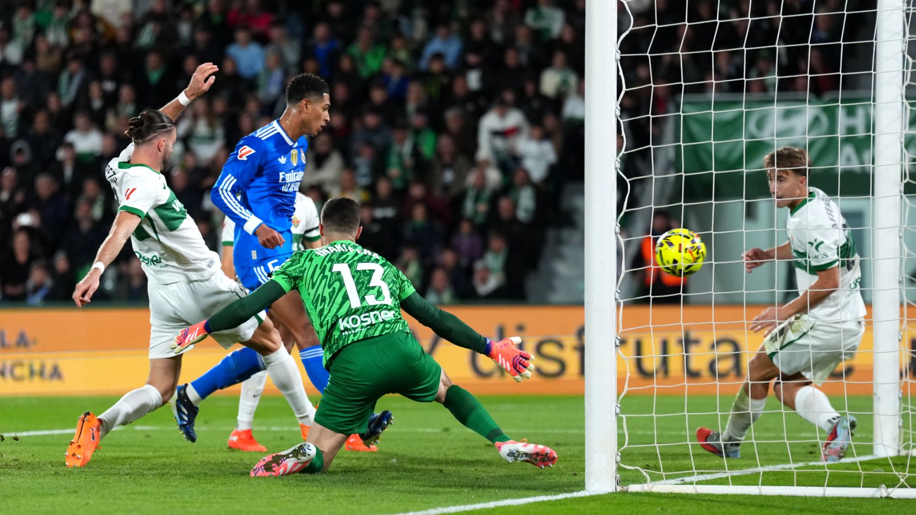 El árbitro de VAR del Elche-Real Madrid zanja la polémica: No hay una entrada temeraria