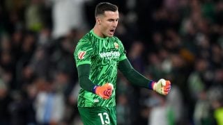 Iñaki Peña con el Elche ante el Madrid. (Getty)